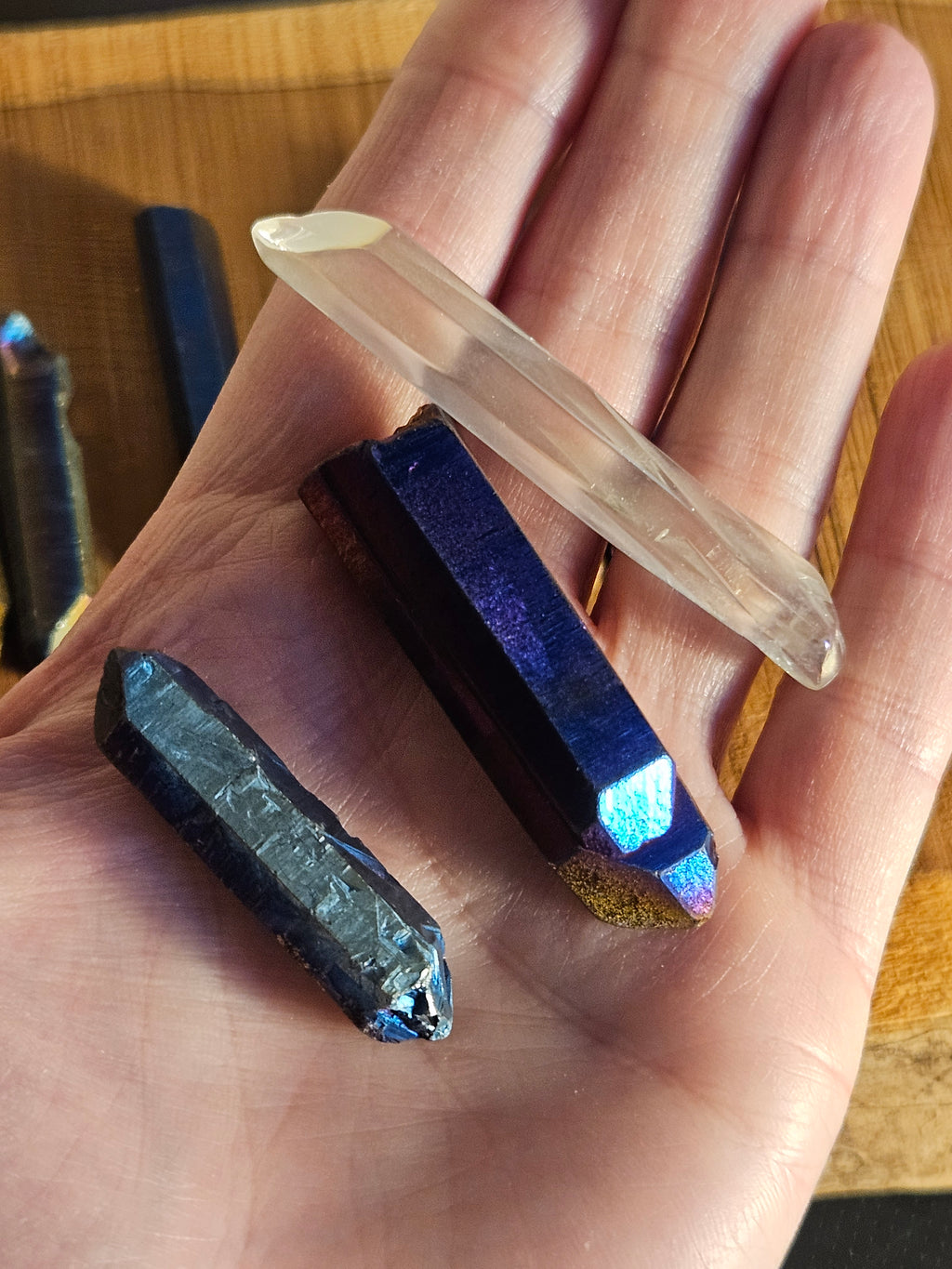 Three Aura points in a hand to show size